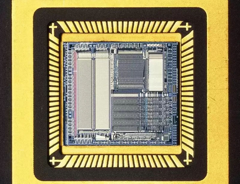 图1–特斯拉AI5芯片震撼发布:2500TOPS算力重新定义自动驾驶芯片性能新标杆–希尔产品营运 图1–特斯拉AI5芯片震撼发布:2500TOPS算力重新定义自动驾驶芯片性能新标杆–希尔产品营运