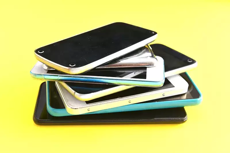 数据透视2025：消费电子“冰与火之歌”，AI与折叠屏逆势引领高端换机潮